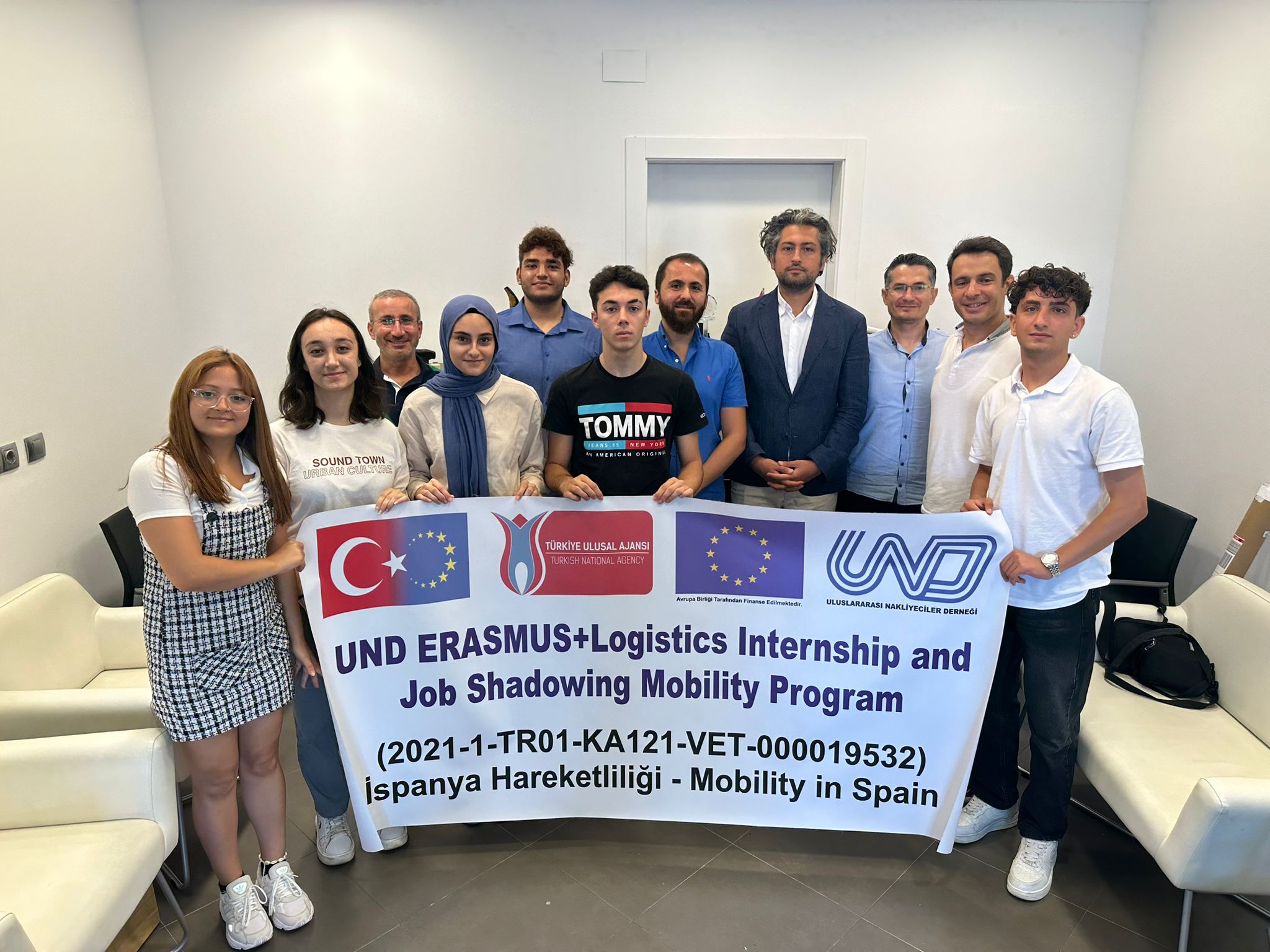 UND Erasmus + Mesleki Eğitim Hareketliliği Projesinin İspanya Uzun Dönem Stajyer ve Öğretmenlerinden Barcelona Ticaret Müşavirliğine Ziyaret