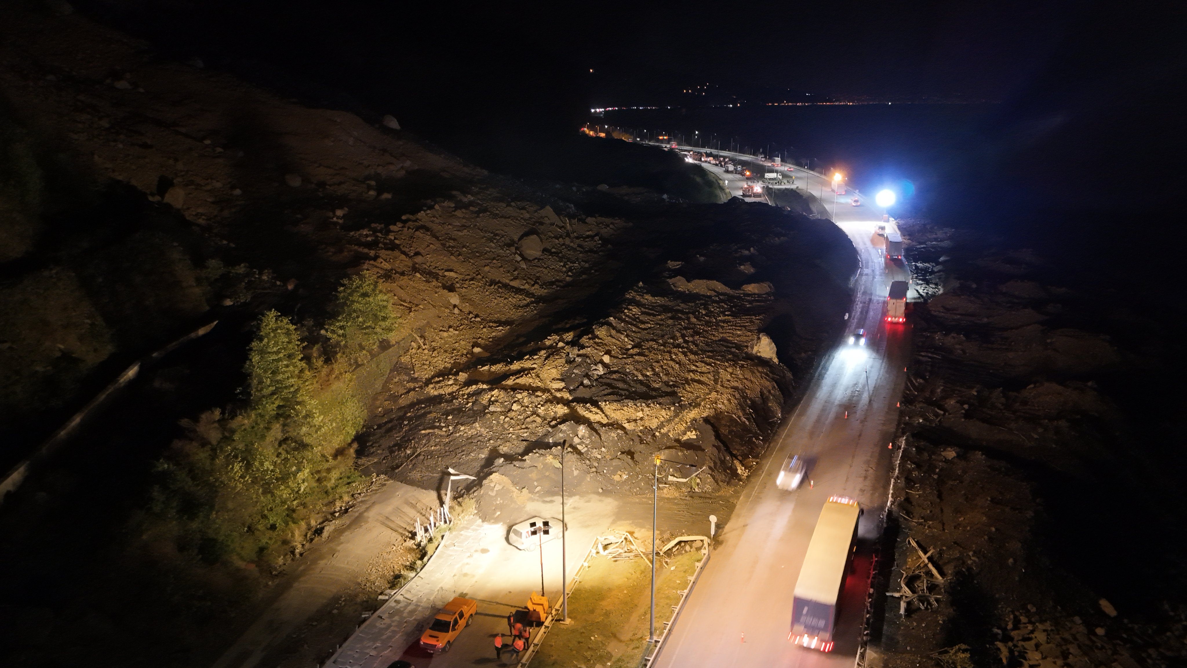 Artvin Arhavi-Rize Fındıklı Mevkiinde Geçici Olarak Ulaşıma Kapanan Karadeniz Sahil Yolu Trafiğe Açıldı